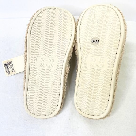 NWT Luxury Soft Solid Beige Slippers - Picture 6 of 7